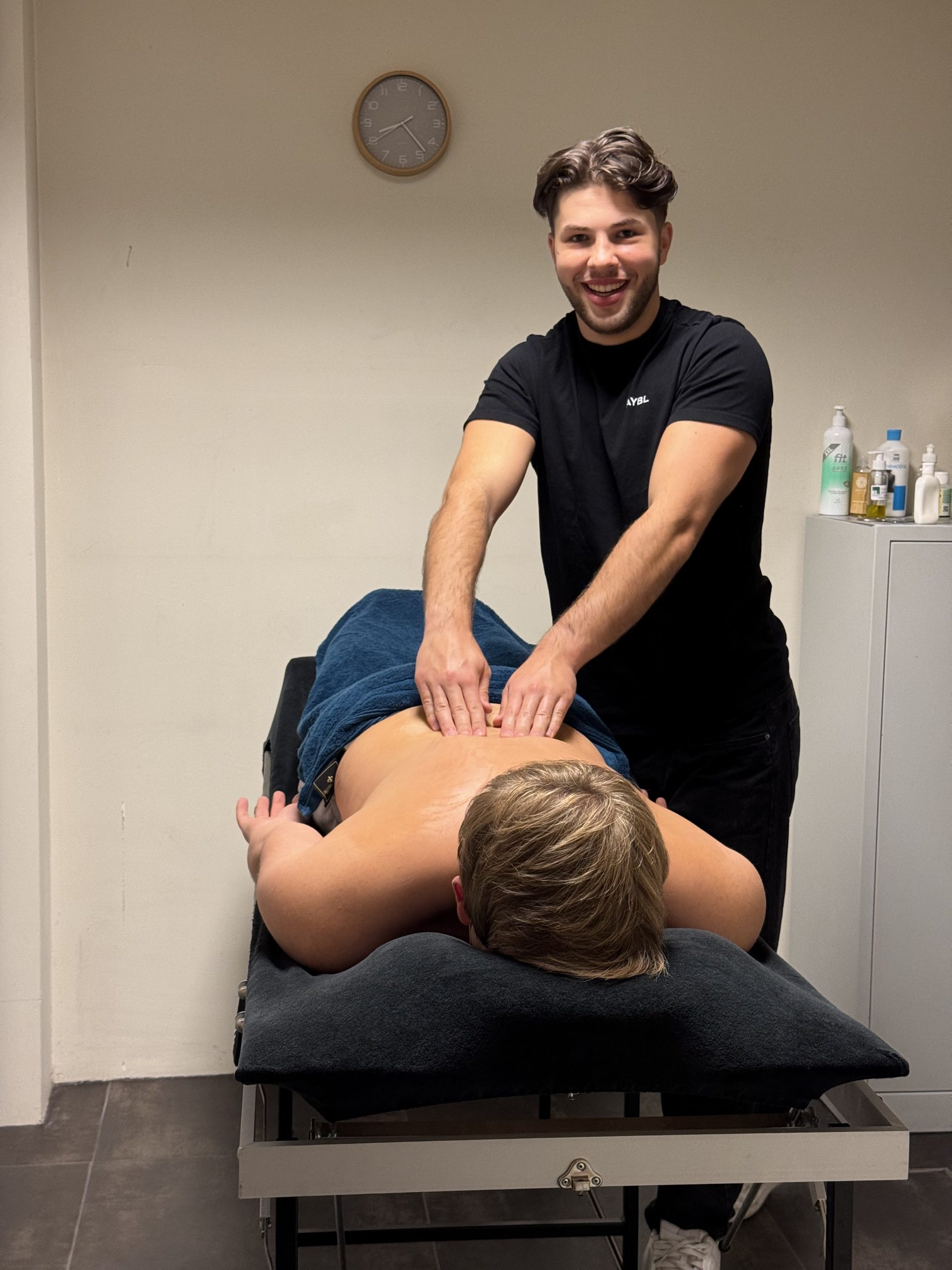 Gijs Vinke geeft een sportmassage aan een klant in zijn praktijk