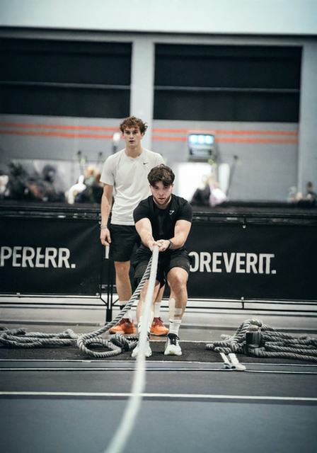 Gijs Vinke tijdens krachttraining met battle ropes