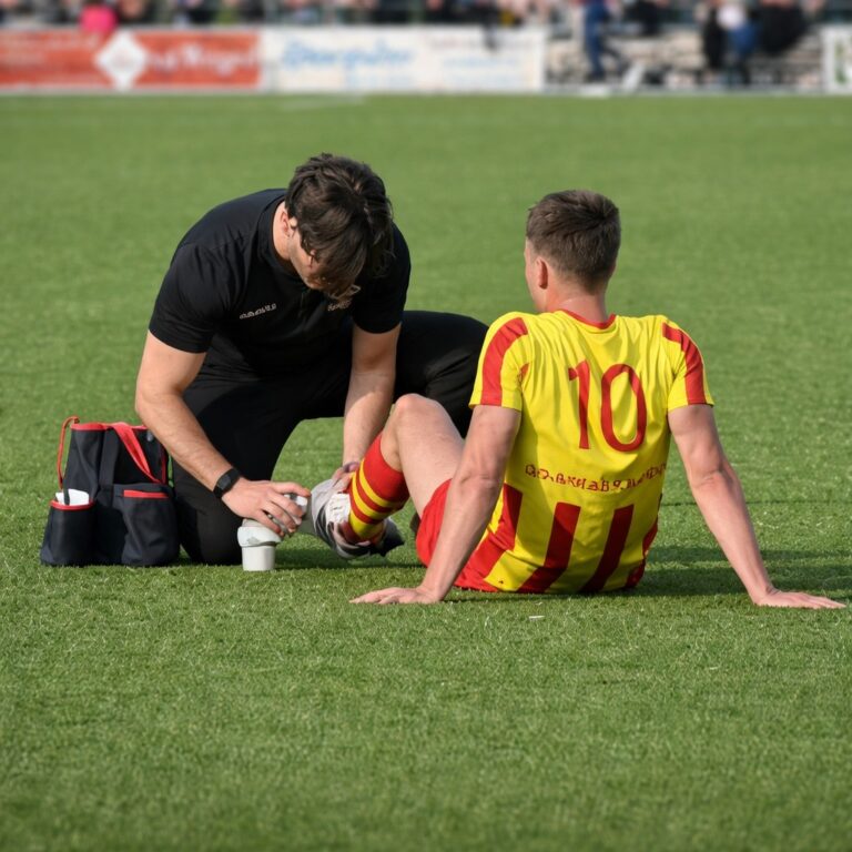 Gijs Vinke begeleidt een voetballer als hersteltrainer bij Go Ahead Kampen